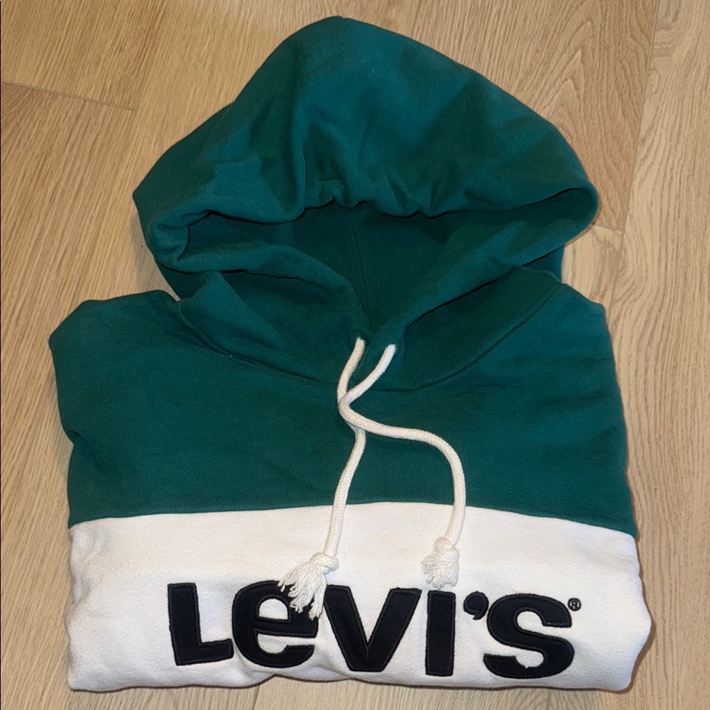 Levi's Cropped Sweater with Classic Pullover Design